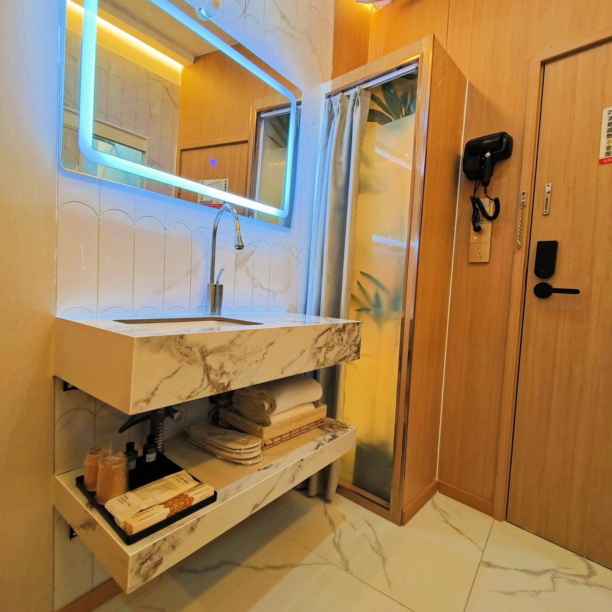 Puyi Yuyuan Laoximen Subway Station Branch Hotel